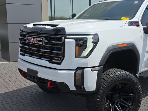 Used 2024 GMC Sierra 2500 AT4 w/ AT4 Premium Plus Package AWD/4WD image 9