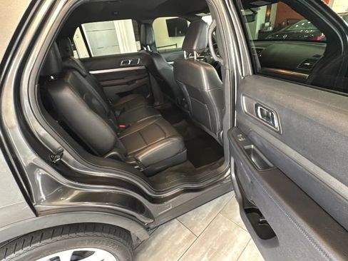 Used 2018 Ford Explorer XLT w/ Equipment Group 202A FWD image 22