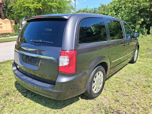 Used 2015 Chrysler Town & Country Touring FWD image 6