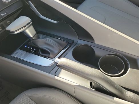 Used 2025 Hyundai Elantra SE image 13