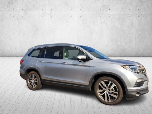 Used 2017 Honda Pilot Touring image 2