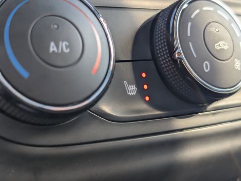 Used 2024 Chevrolet Trax RS w/ Sunroof Package image 4