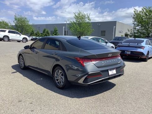 Used 2024 Hyundai Elantra Blue image 7