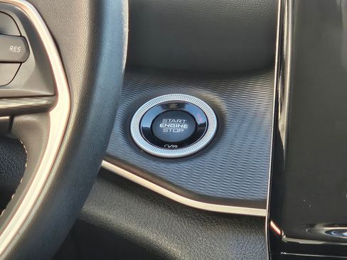 Used 2024 Jeep Grand Cherokee Laredo image 15