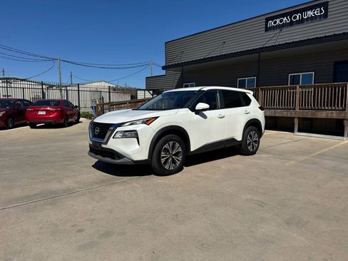 Used 2023 Nissan Rogue SV image 2
