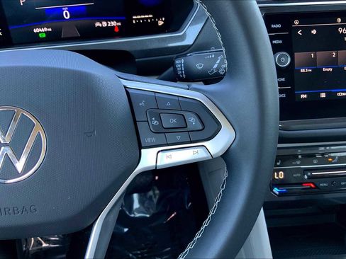 Used 2022 Volkswagen Tiguan SE image 45