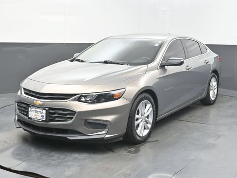 Used 2018 Chevrolet Malibu LT w/ Driver Confidence Package FWD image 4