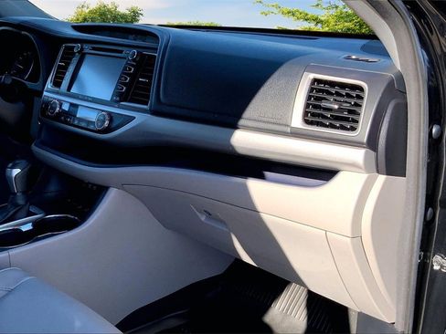 Used 2017 Toyota Highlander XLE image 26