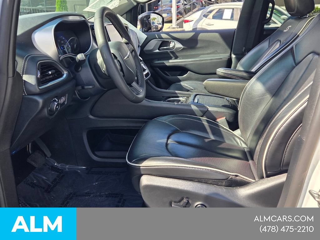 Used 2025 Chrysler Pacifica Limited FWD image 5