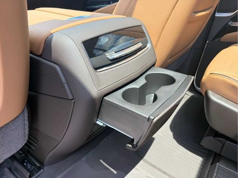 Used 2026 Cadillac Escalade Luxury w/ LPO, Floor Liner Package AWD/4WD image 37