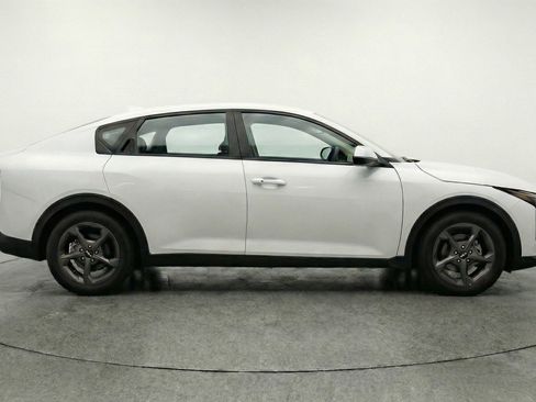 Used 2025 Kia K4 LXS image 11