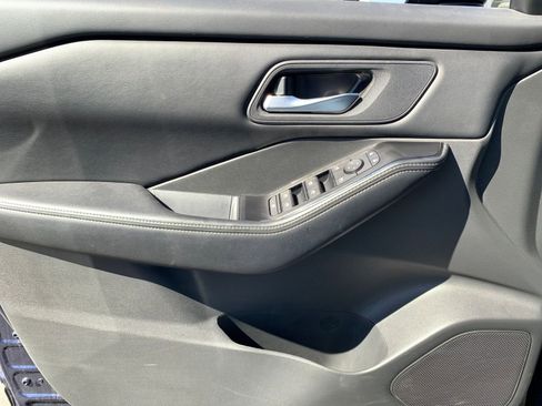 Used 2025 Nissan Rogue SV image 18