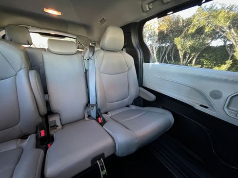 Used 2025 Toyota Sienna XLE image 40