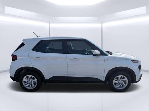 New 2026 Hyundai Venue SE FWD image 2