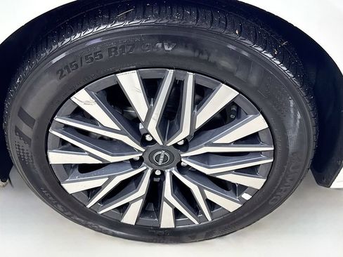 Used 2025 Nissan Altima 2.5 SV FWD image 37