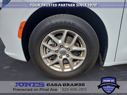 Used 2024 Chrysler Pacifica Touring-L FWD image 20