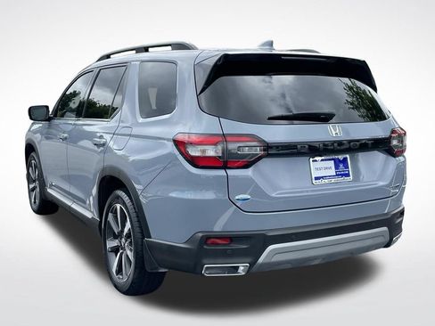 Certified 2025 Honda Pilot Touring image 4