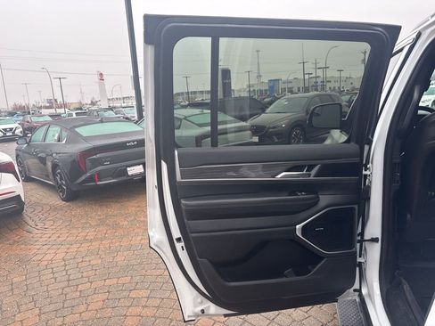 Used 2022 Jeep Wagoneer Series III w/ Flexible Seating Group image 24