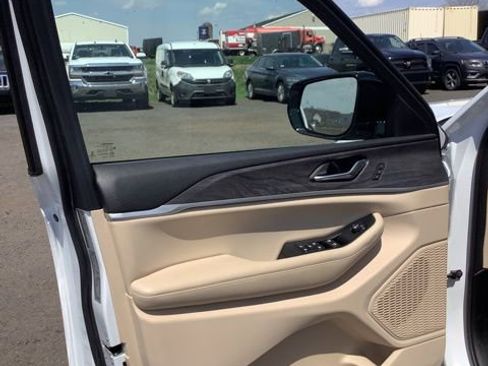 Certified 2023 Jeep Grand Cherokee Limited AWD/4WD image 13