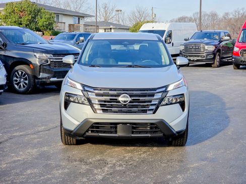 Used 2024 Nissan Rogue SV image 3