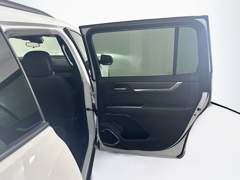 Used 2025 GMC Acadia Elevation image 33