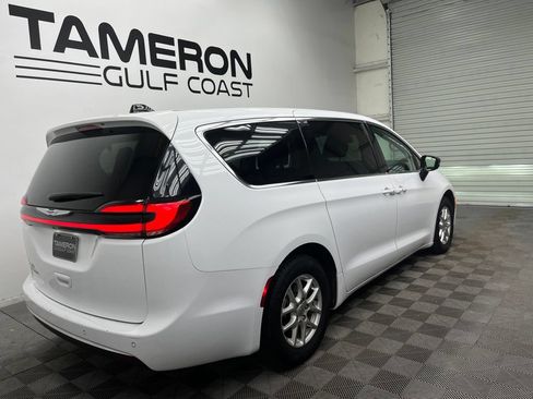 Used 2024 Chrysler Pacifica Touring-L FWD image 7