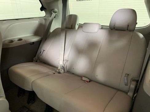 Used 2018 Toyota Sienna XLE FWD image 9