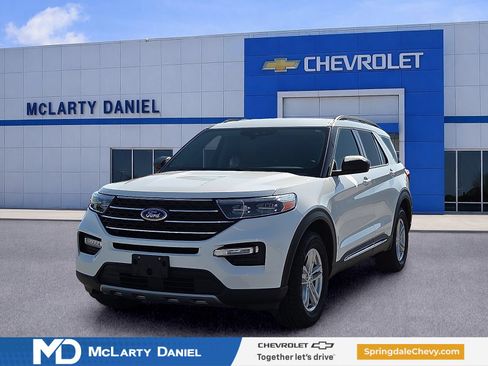 Used 2022 Ford Explorer XLT w/ Equipment Group 202A AWD/4WD image 2