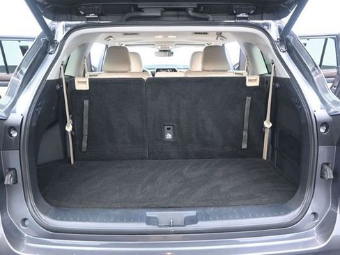 Used 2021 Toyota Highlander XLE FWD image 16