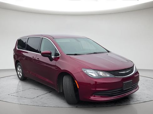 Used 2017 Chrysler Pacifica LX w/ Tire & Wheel Group FWD image 3