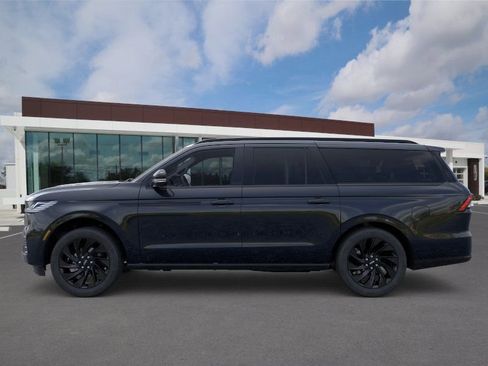 New 2026 Lincoln Navigator L Reserve AWD/4WD image 3