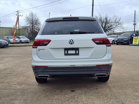 Used 2021 Volkswagen Tiguan SE w/ Panoramic Sunroof Package image 5