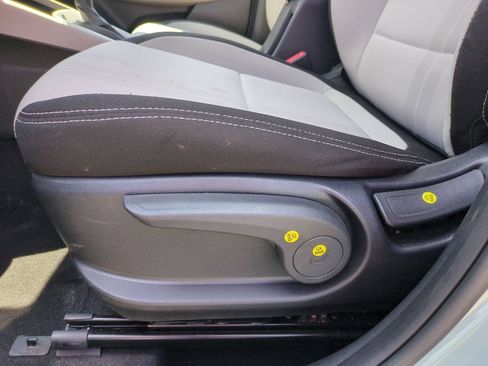Used 2025 Hyundai Venue SEL FWD image 14