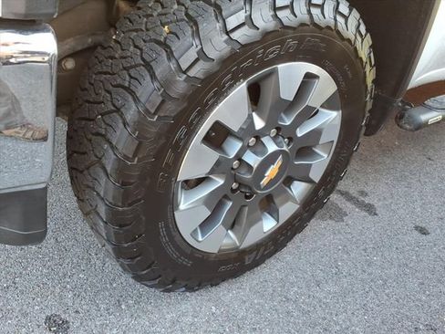 Used 2022 Chevrolet Silverado 2500 LT w/ Convenience Package AWD/4WD image 4