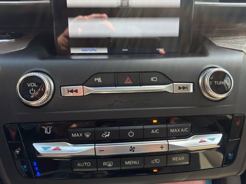 Used 2020 Ford Explorer Platinum w/ Premium Technology Package image 10