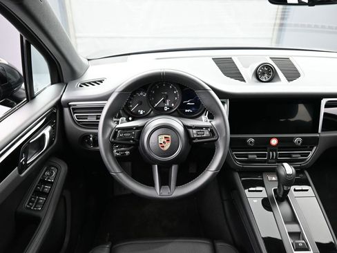 Certified 2025 Porsche Macan image 18