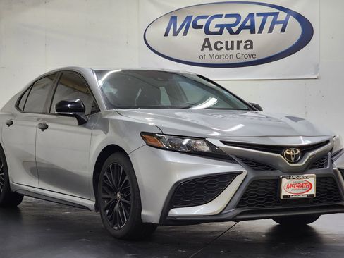 Used 2022 Toyota Camry SE image 2