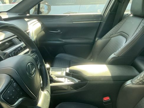 Used 2019 Lexus UX 200 image 7