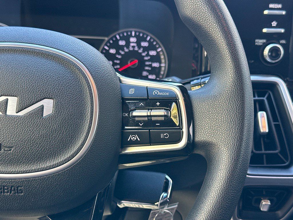Used 2022 Kia Sorento LX FWD image 3