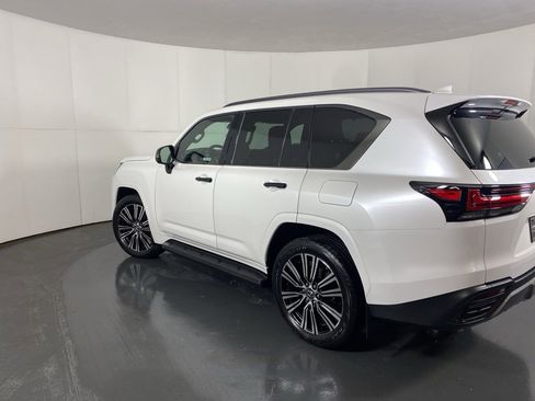 Certified 2024 Lexus LX 600 4WD w/ Luxury Package image 8