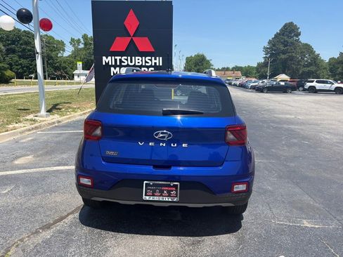 Used 2025 Hyundai Venue SEL FWD image 4