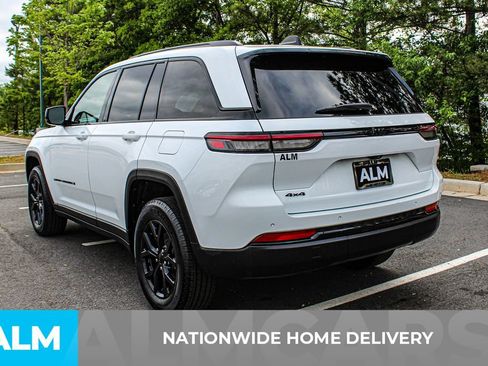 Used 2025 Jeep Grand Cherokee Altitude AWD/4WD image 4