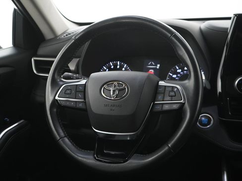 Used 2021 Toyota Highlander LE AWD/4WD image 18