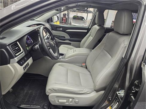 Used 2019 Toyota Highlander XLE FWD image 9