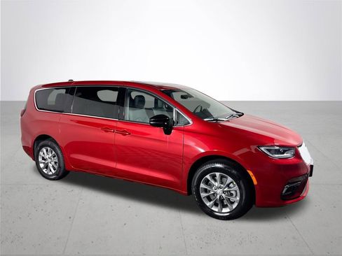 New 2026 Chrysler Pacifica Limited image 4