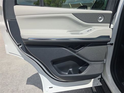 New 2026 Lincoln Navigator Reserve w/ Jet Appearance Package AWD/4WD image 10