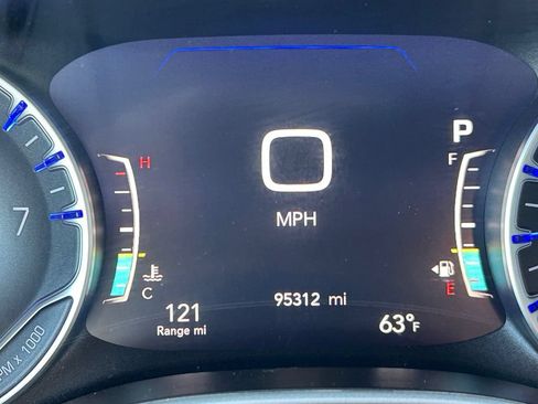 Used 2023 Chrysler Pacifica Touring-L FWD image 16