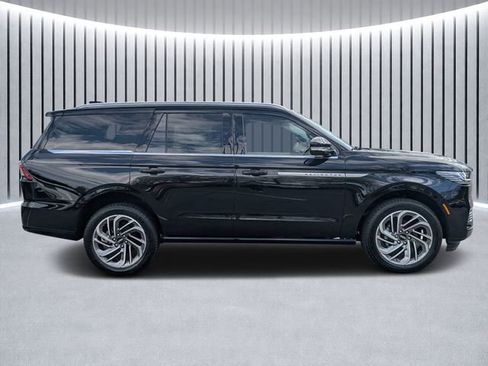 New 2026 Lincoln Navigator Reserve AWD/4WD image 2