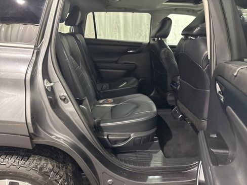 Used 2021 Toyota Highlander XLE image 13