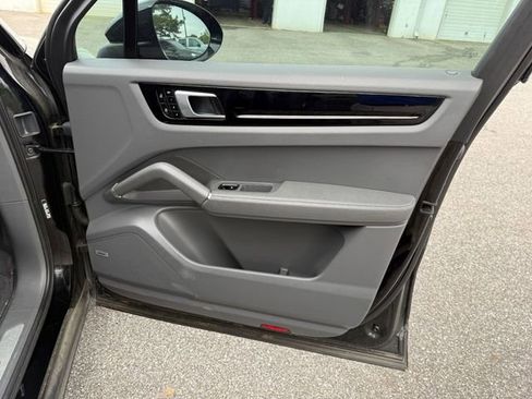 Used 2020 Porsche Cayenne image 11